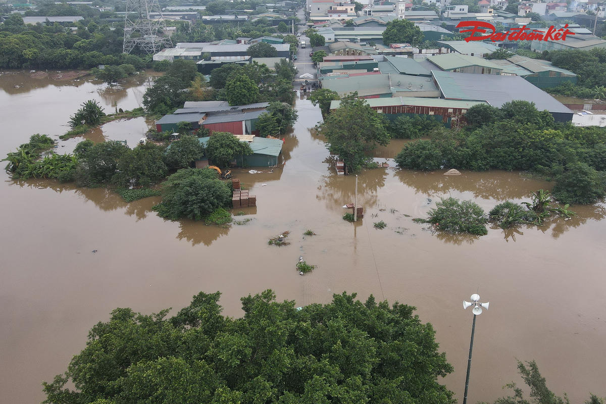 Mực nước sông Đáy lên 6,62m, vượt báo động 2 là 0,12m, khiến nước tràn qua 3 cầu Đại Thành, cầu 72 và cầu Tân Phú. Các cầu đã được cấm hoàn toàn, người và phương tiện không thể lưu thông, người dân muốn di chuyển phải đi vòng hàng chục kilomet.