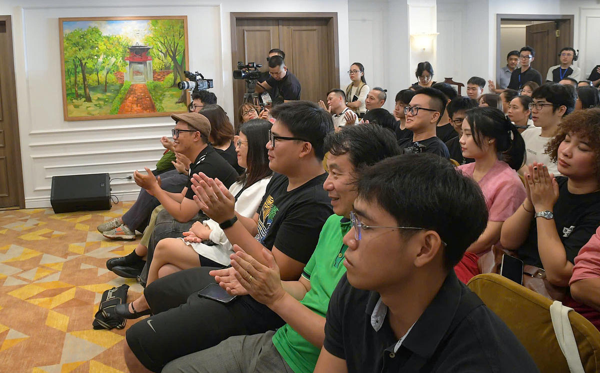 Không gian mở ra những cuộc trao đổi trực tiếp giữa nghệ sĩ và công chúng. 