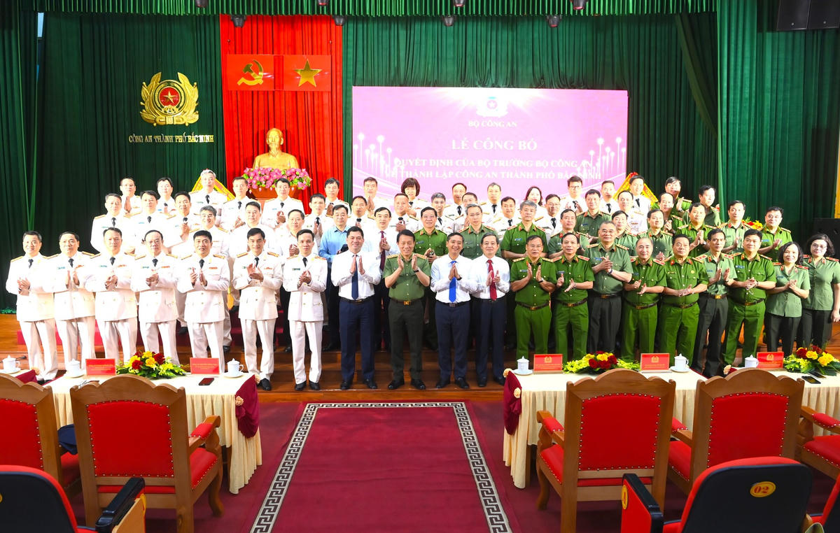 Bộ trưởng Lương Tam Quang cùng các đại biểu dự Lễ công bố.