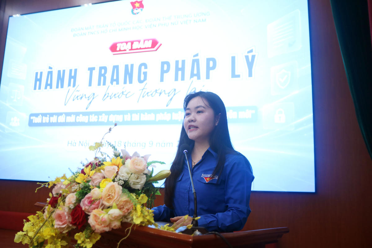 Bà Nông Quỳnh Ngân – Phó Bí thư, Chủ nhiệm Ủy ban Kiểm tra Đoàn MTTQ, các đoàn thể Trung ương phát biểu tại Tọa đàm.