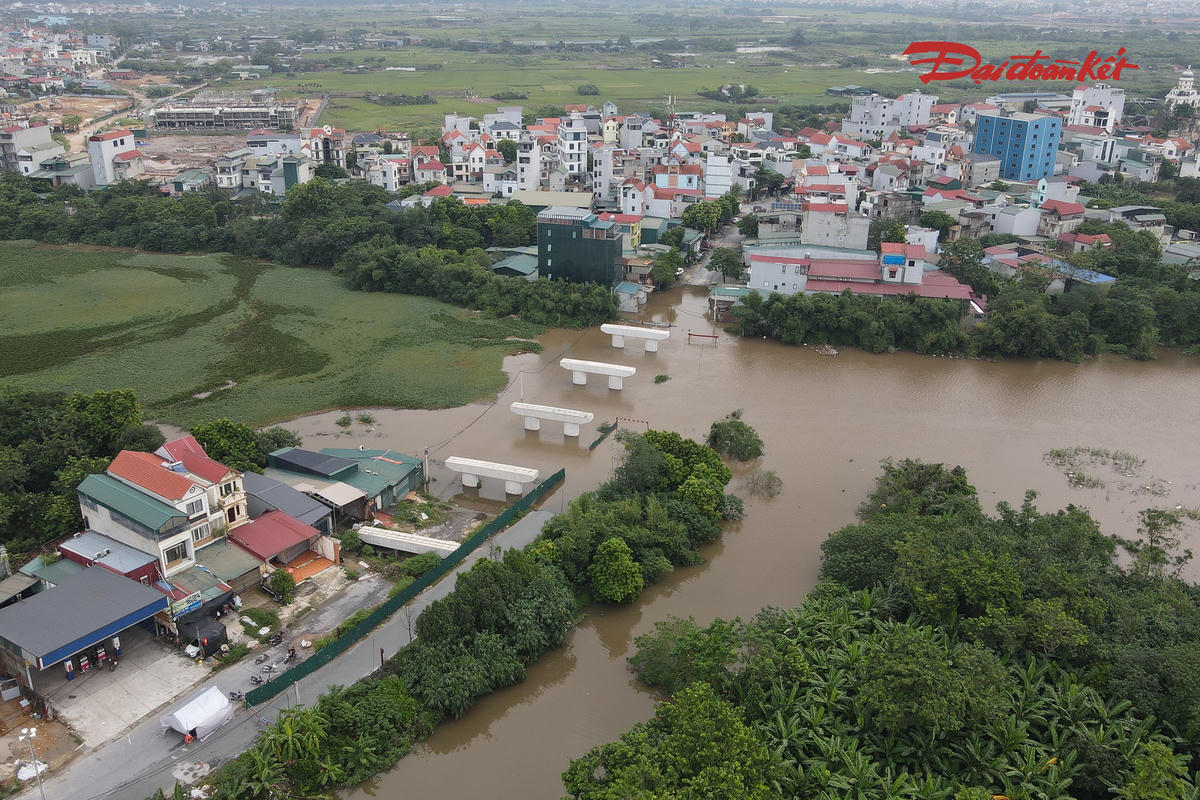 Cầu 72 tạm bị nước sông Đáy bao phủ, trong khi cầu mới đang được xây dựng ngay bên cạnh vẫn chưa hoàn thiện để đưa vào sử dụng.