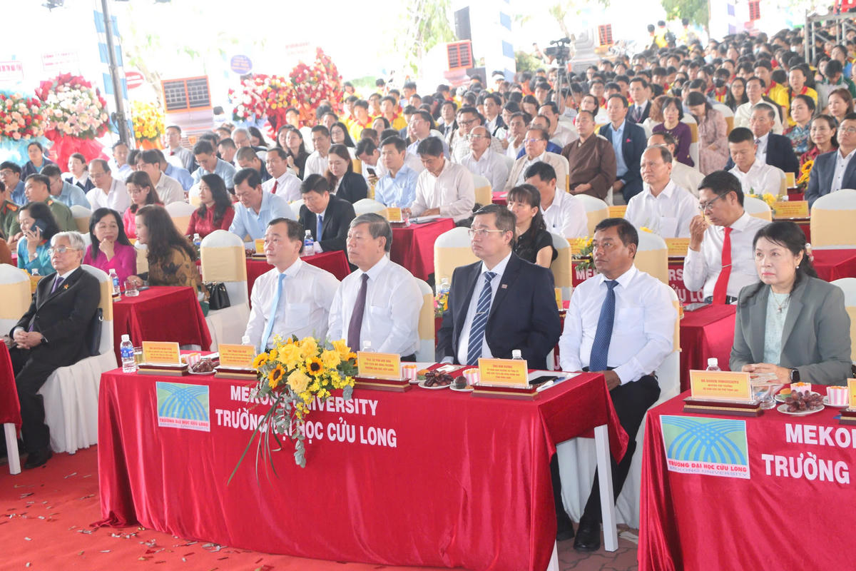 Đông đảo đại biểu, khách mời và sinh viên tham dự lễ khai giảng năm học mới tại Trường Đại học Cửu Long. (Ảnh: Thanh Lâm).