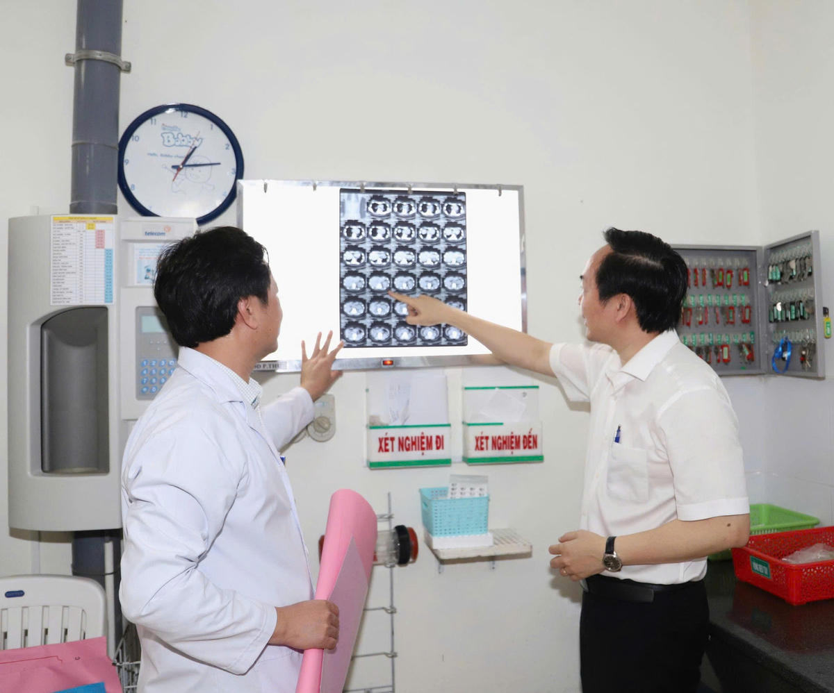 Các bác sĩ hội chẩn, đánh giá hình ảnh chụp cắt lớp của người bệnh. Ảnh: BV