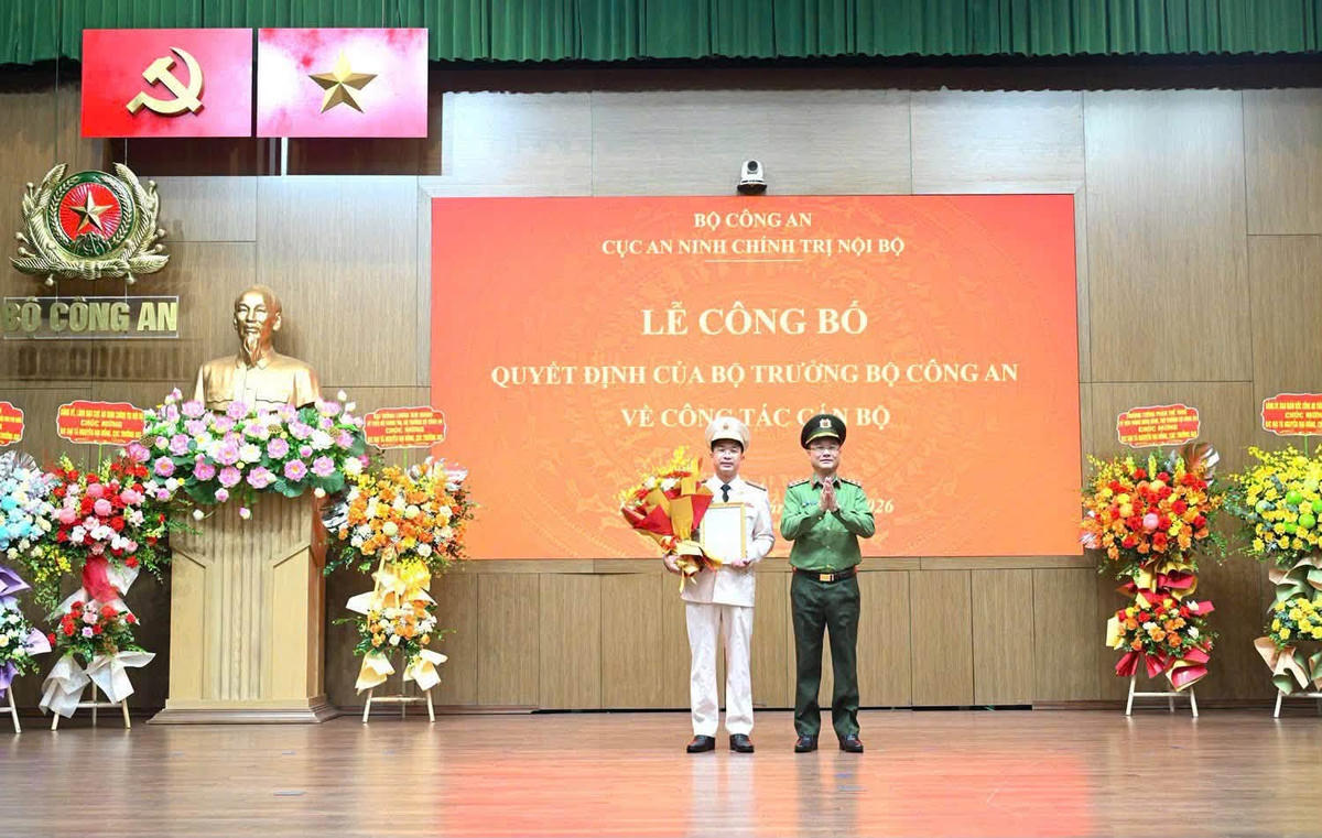 Thứ trưởng Phạm Thế Tùng (bên phải), Thứ trưởng Bộ Công an trao quyết định cho Đại tá Nguyễn Đại Đồng. Ảnh: CA Đà Nẵng.
