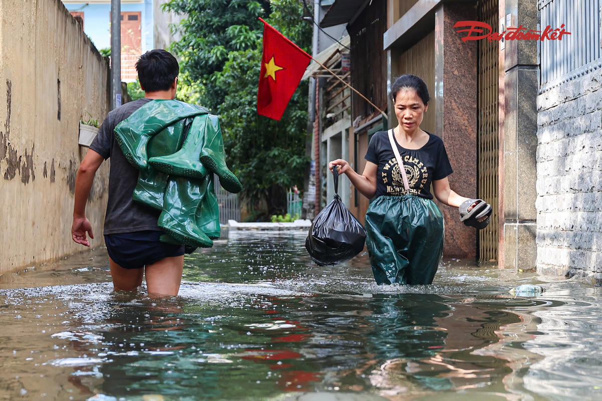 Sau 5 ngày, nước tại ngõ 39 Tứ Liên vẫn rút rất chậm. Dù nhiều hộ dân đã quen với tình trạng ngập lụt qua nhiều năm, việc phải sống trong cảnh mất điện, thiếu nước sạch và ngập sâu kéo dài vẫn khiến sinh hoạt của người dân bị đảo lộn.