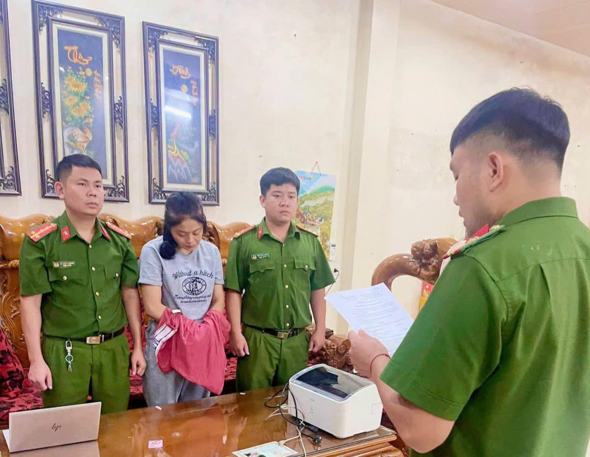Lực lượng chức năng tiến hành đọc các lệnh khởi tố đối với Doãn Thị Huyền Trang. Ảnh: Công an phường Yên Bái.