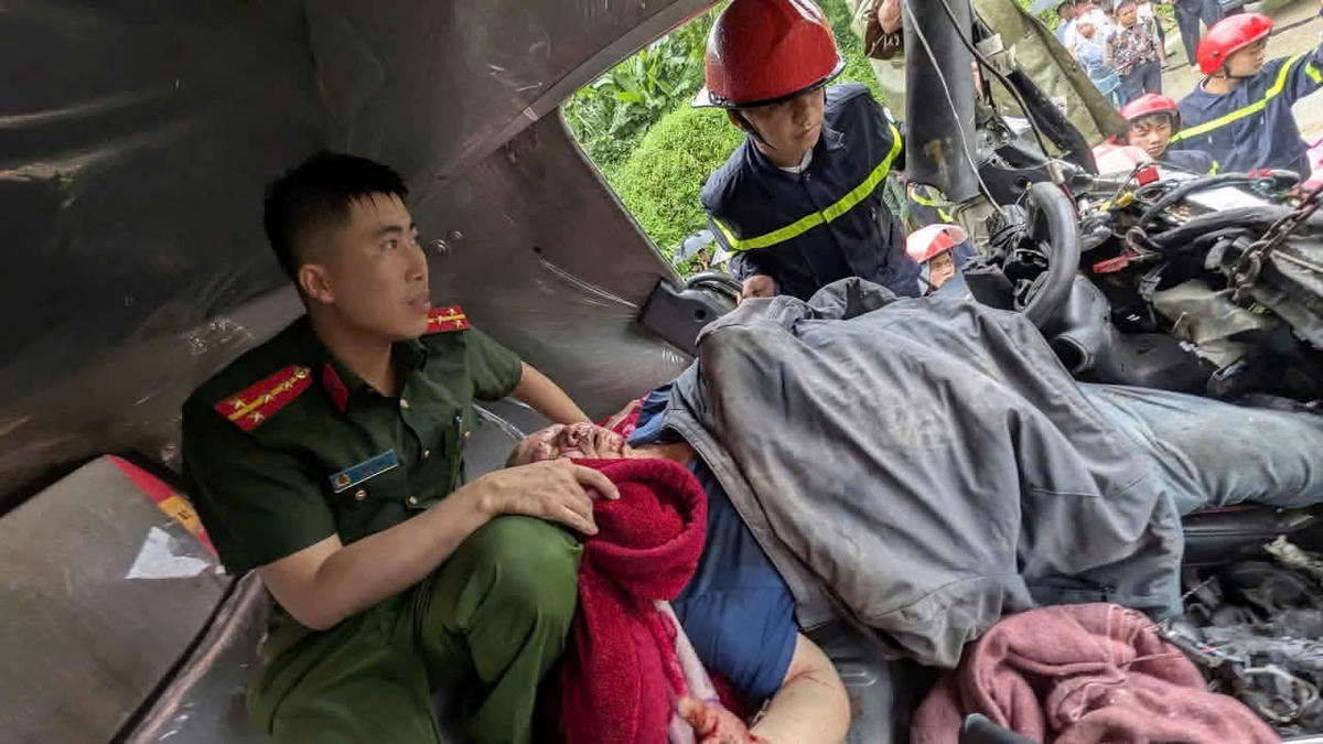 Sau gần 2 giờ nỗ lực liên tục, các lực lượng đã đưa được nạn nhân ra khỏi cabin và nhanh chóng bàn giao cho lực lượng y tế đưa đến Trung tâm Y tế Văn Bàn cấp cứu. Ảnh: CAX Văn Bàn.
