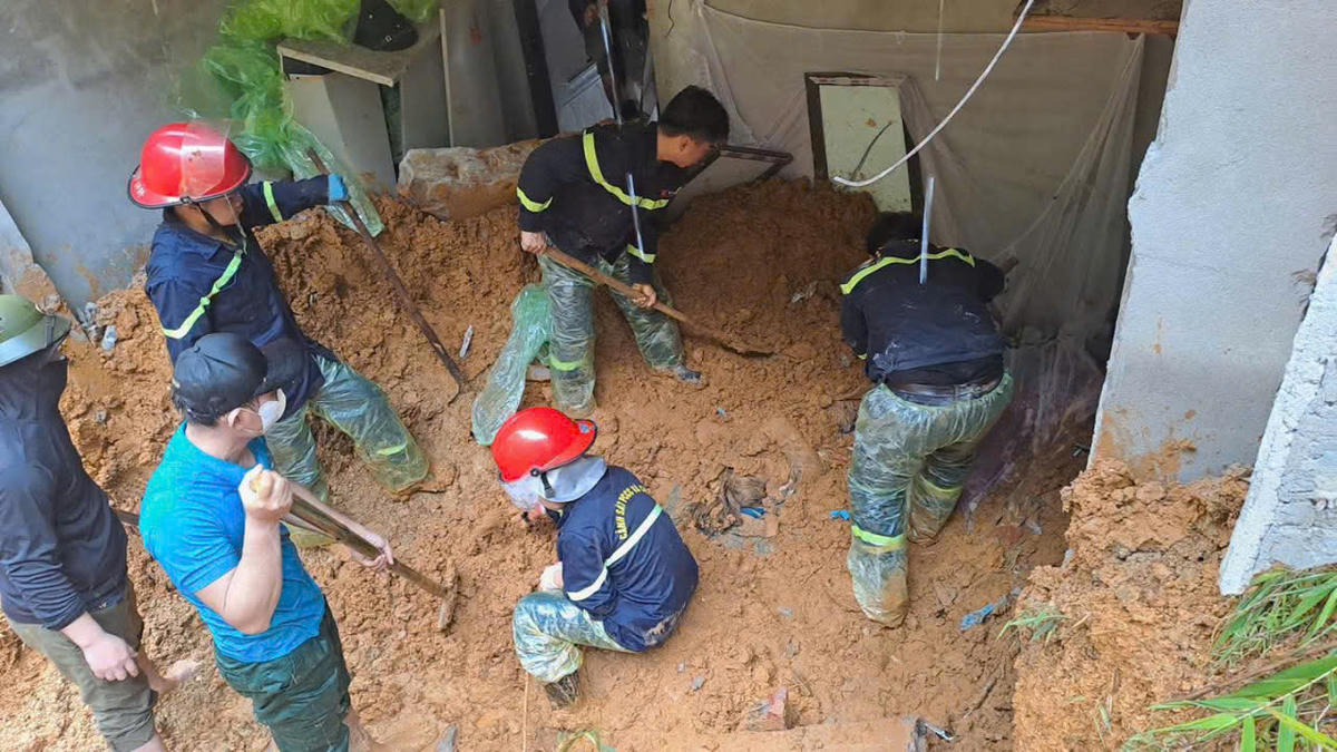 Lực lượng chức năng tìm kiếm nạn nhân bị vùi lấp ở xã Đà Bắc. Ảnh: Công an tỉnh Phú Thọ.