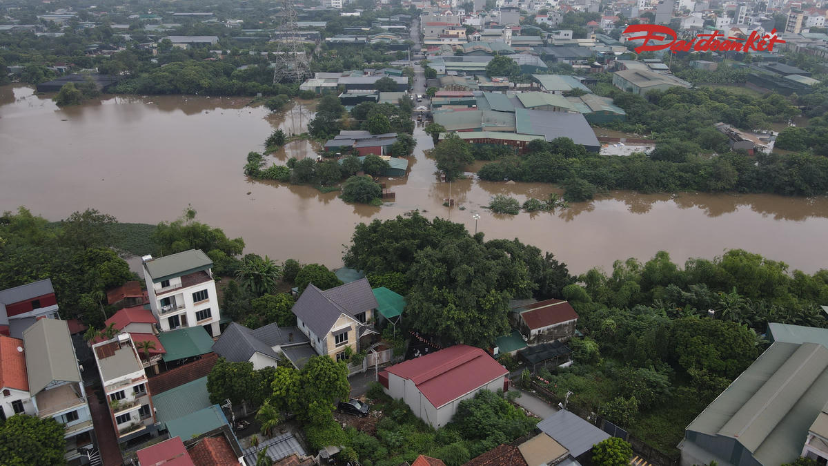 "Muốn di chuyển sang bên kia, người dân phải đi vòng hàng chục kilomet, có thể đi qua cầu Mai Lĩnh hoặc theo hướng Đại lộ Thăng Long. Đi vòng như vậy vừa mất thời gian, vừa tốn thêm chi phí, nhất là với những người hằng ngày phải đi làm, buôn bán, vận chuyển hàng hóa", bà Định chia sẻ.