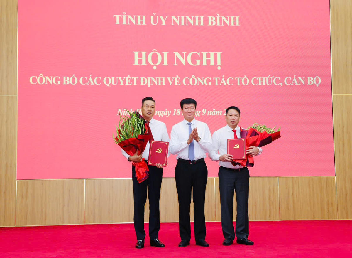 Viện trưởng Viện KSND tỉnh Nguyễn Văn Viện và Chánh án TAND tỉnh Mai Anh Tài nhận quyết định tham gia Ban Chấp hành Đảng bộ tỉnh. Ảnh: Đức Lam