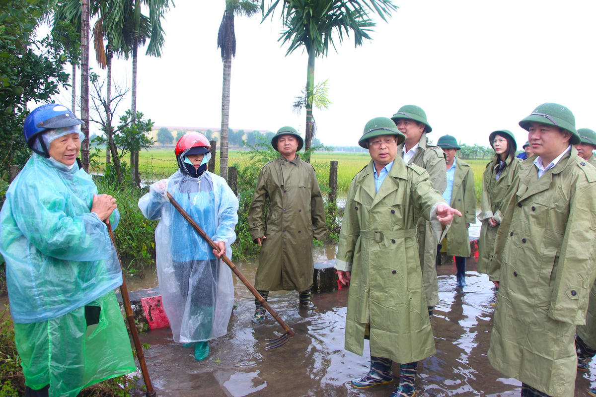 Phó Chủ tịch Thường trực HĐND TP Hà Nội Trần Thế Cương kiểm tra công tác phòng, chống ngập úng, khắc phục hậu quả mưa lũ trên địa bàn xã Phúc Lộc. Ảnh: MH