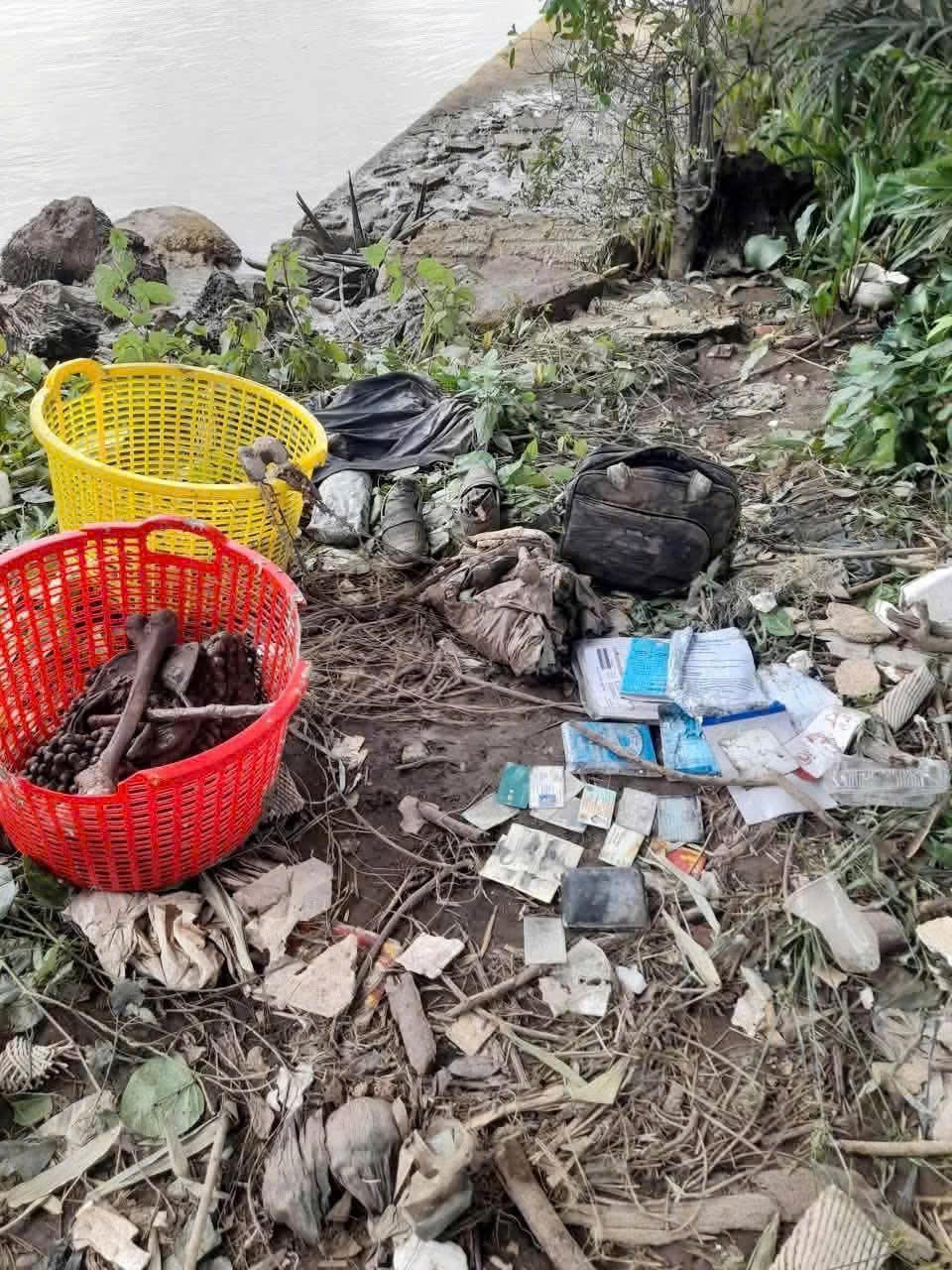 Lực lượng chức năng khám nghiệm hiện trường, thu giữ nhiều giấy tờ, đồ dùng cá nhân và một phần xương người được phát hiện liên quan vụ việc. (Ảnh: CTV).
