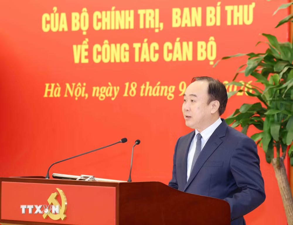 ttxvn-cong-bo-cac-quyet-dinh-cua-bo-chinh-tri-ban-bi-thu-ve-cong-tac-can-bo-1809-9.jpg