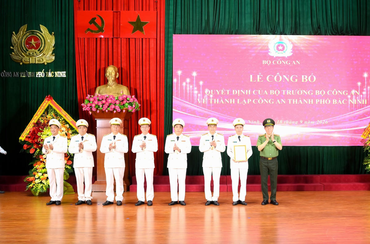 Bộ trưởng Lương Tam Quang trao Quyết định thành lập CATP Bắc Ninh.