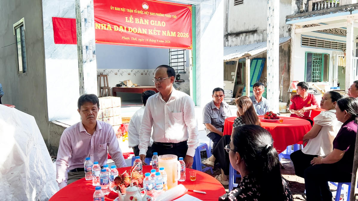 Ông Trần Văn Xem - Phó Bí thư Thường trực Đảng ủy phường Phước Thới phát biểu tại Lễ trao tặng nhà