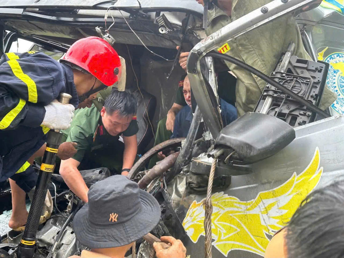 Lực lượng Phòng cháy chữa cháy và Cứu nạn cứu hộ sử dụng thiết bị chuyên dụng cắt, phá cửa xe từ bên ngoài. Ảnh: CAX Văn Bàn.