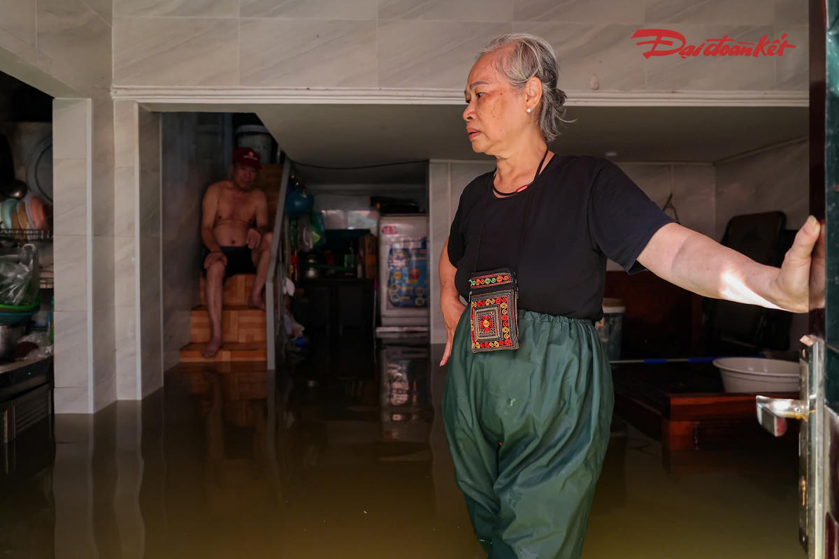 Tại một căn nhà trong ngõ 39 Tứ Liên, bà Vũ Tuyết Lan cho biết gia đình có 3 người, trong đó vợ chồng bà đều đã ngoài 70 tuổi, sống cùng mẹ già 98 tuổi. Chồng bà là bệnh binh nên việc đi lại, mua thực phẩm chủ yếu do bà đảm nhận.