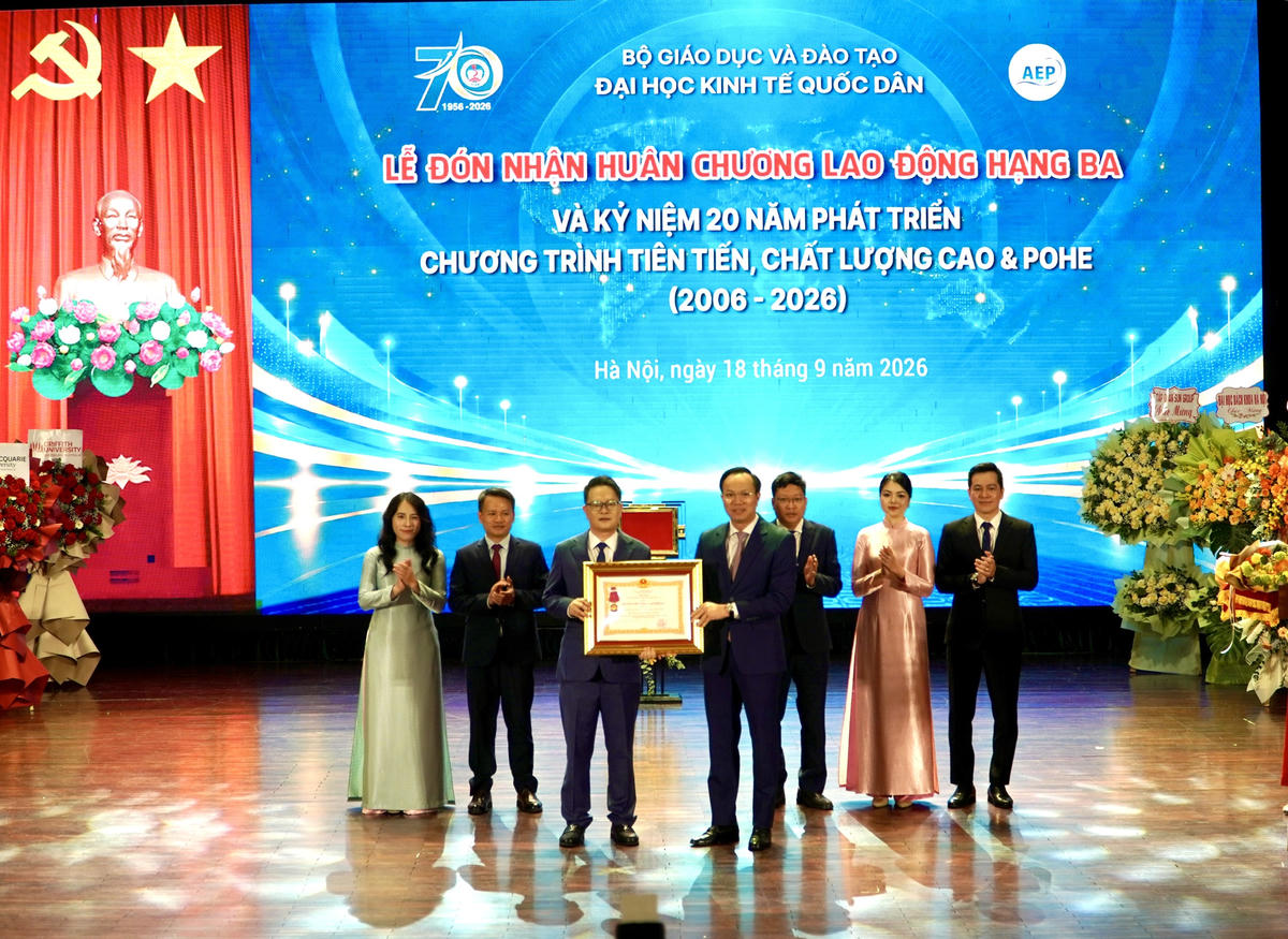 Viện Đào tạo Tiên tiến, Chất lượng cao và POHE, Đại học Kinh tế Quốc dân vinh dự đón nhận Huân chương Lao động hạng Ba.
