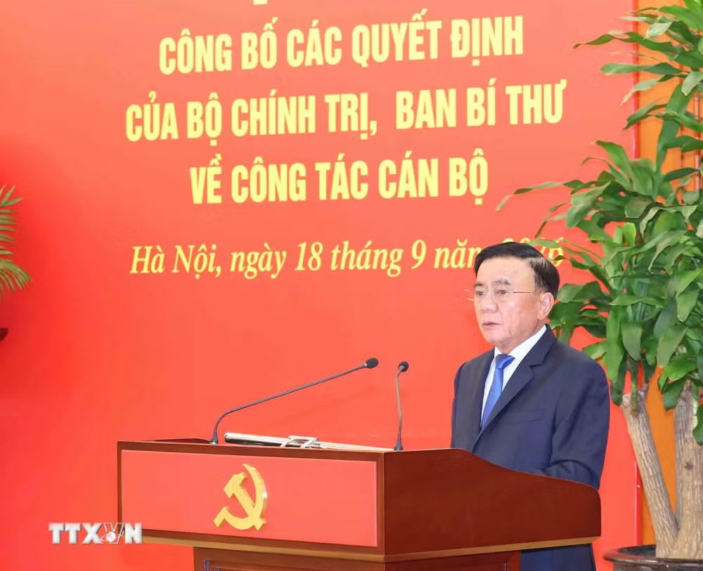 ttxvn-cong-bo-cac-quyet-dinh-cua-bo-chinh-tri-ban-bi-thu-ve-cong-tac-can-bo-1809-1.jpg