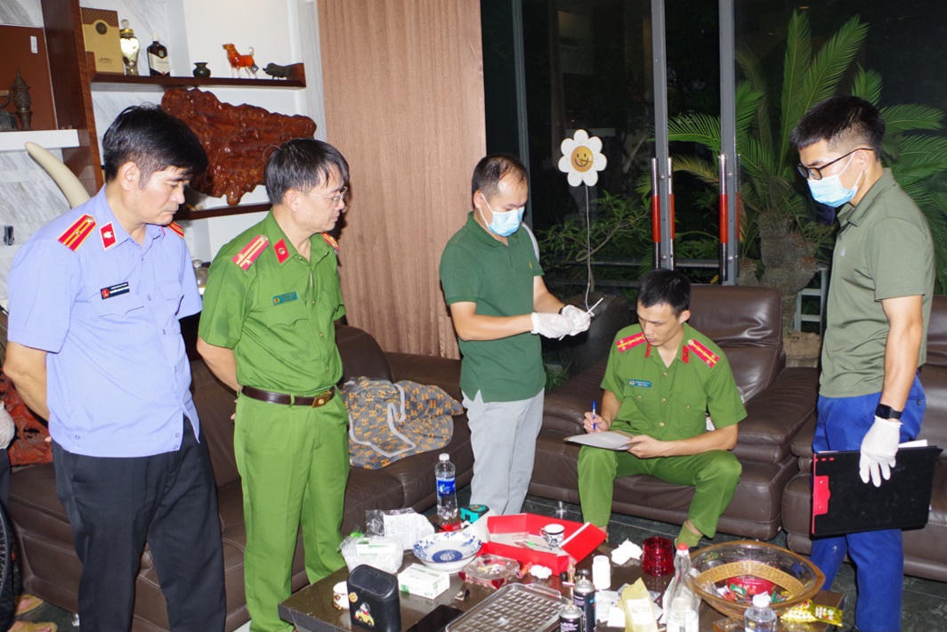 Công an khám xét nơi ở của Đức. Ảnh: CANB