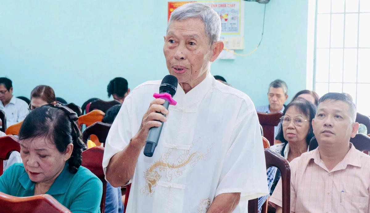 Cử tri phường Bắc Nha Trang phát biểu ý kiến tại buổi tiếp xúc.