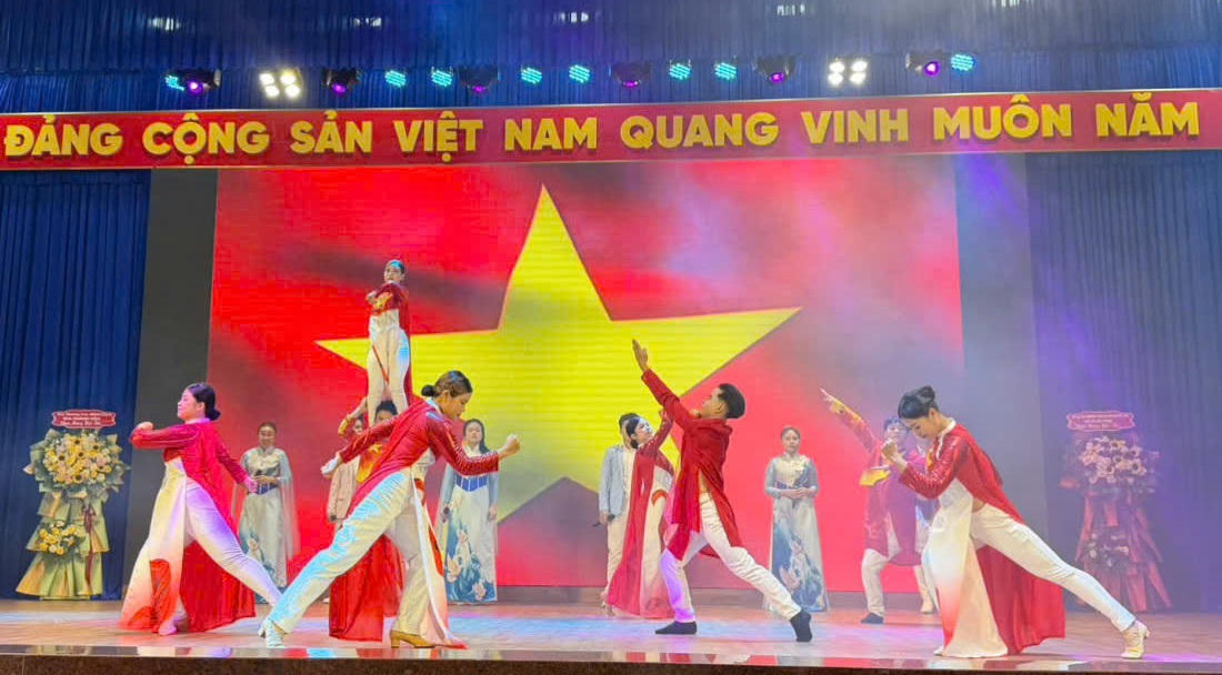 Tiết mục văn nghệ quần chúng tại Cụm thi đua số 2.