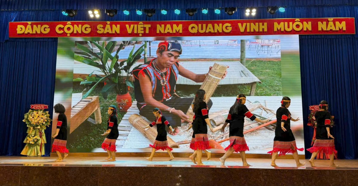 Tiết mục văn nghệ đặc sắc tại liên hoan.