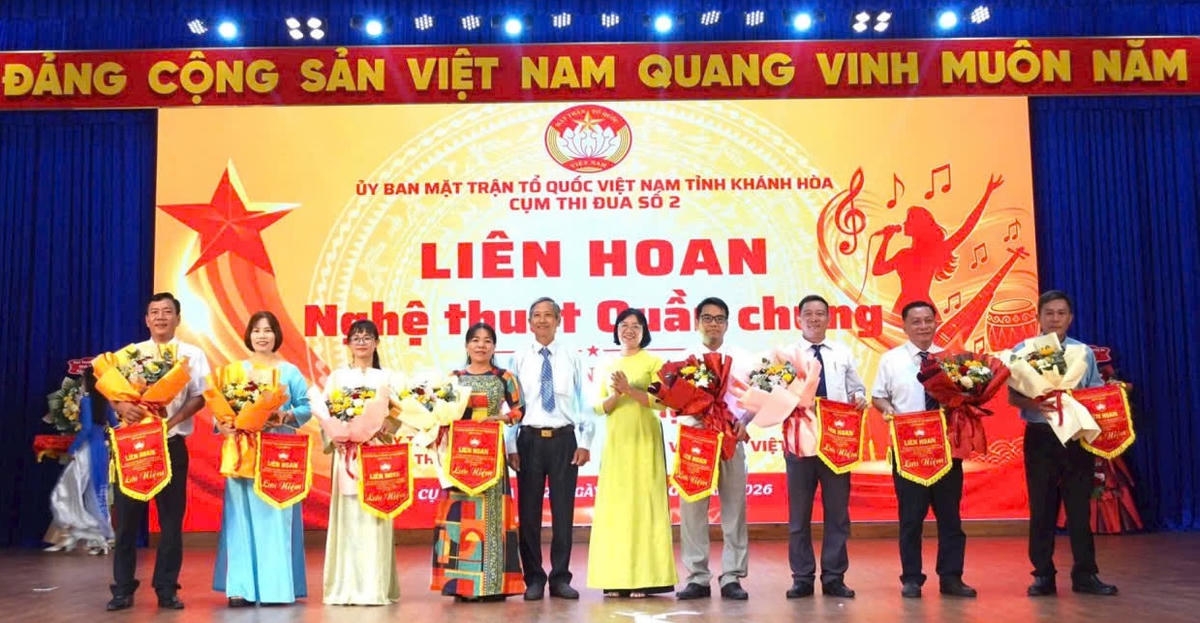 Ban tổ chức tặng hoa và cờ lưu niệm cho 8 đơn vị tham gia tại Cụm thi đua số 2.