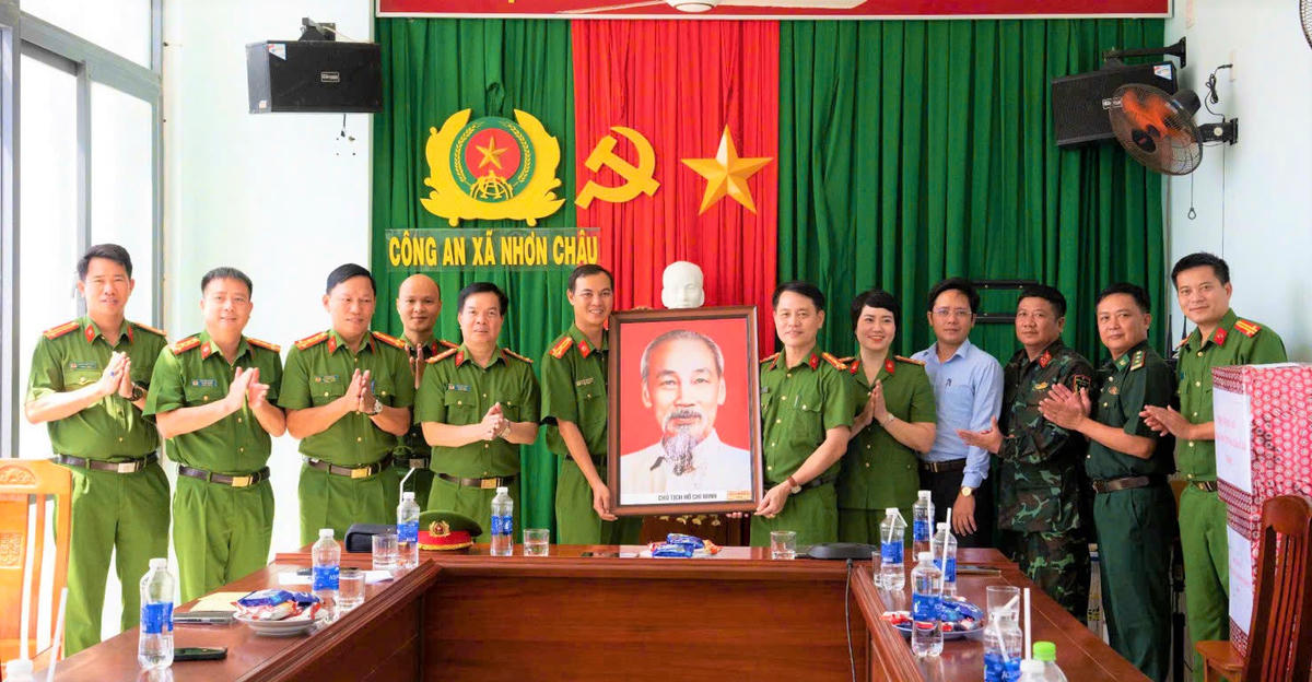 Lãnh đạo Công an tỉnh Gia Lai tặng bức tranh chân dung Chủ tịch Hồ Chí Minh cho đoàn công tác. Ảnh: CA Gia Lai.