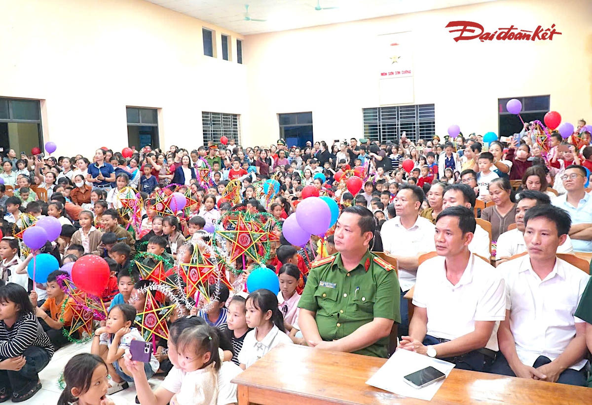 Chương trình có sự tham gia của lãnh đạo xã Môn Sơn, các nhà hảo tâm, doanh nghiệp và hơn 600 trẻ em trong toàn xã. Ảnh: ĐB