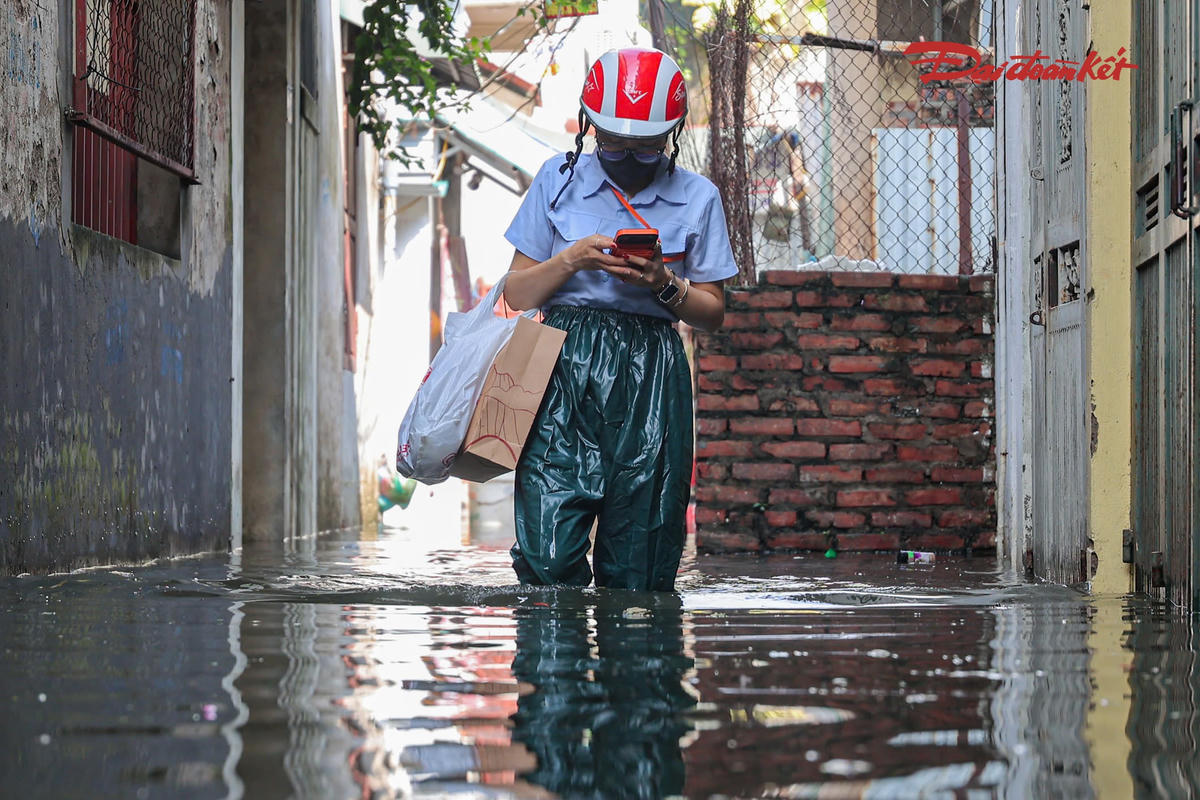 Hà Nội: 5 ngày nước chưa rút, người dân Tứ Liên bì bõm sống giữa ngõ ngập