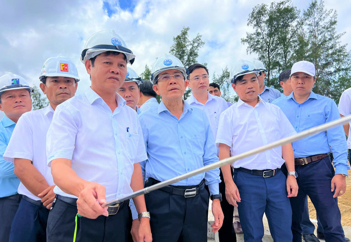 Ông Trần Nam Hưng (ở giữa), Phó Chủ tịch UBND TP Đà Nẵng nghe báo cáo Dự án khắc phục khẩn cấp xói lở bờ biển Hội An. Ảnh: TT