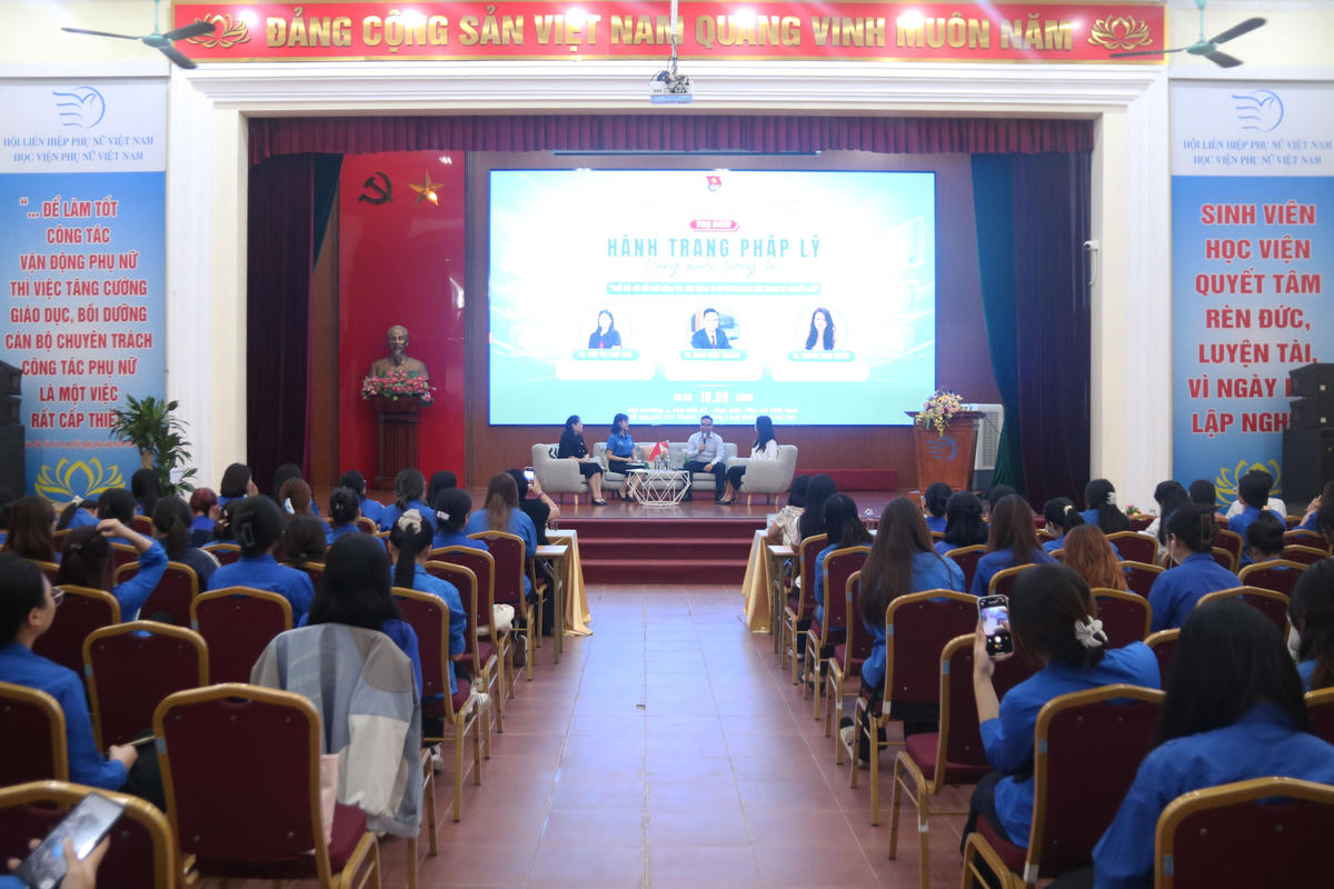 Các diễn giả, chuyên gia về pháp luật trao đổi tại phiên tọa đàm “Hành trang pháp lý - Vững bước tương lai”.