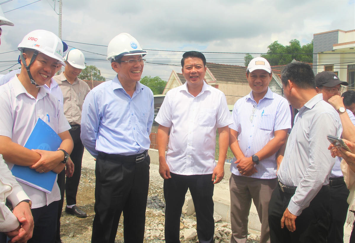 Phó Chủ tịch UBND TP Đà Nẵng Trần Nam Hưng nghe chủ đầu tư, đơn vị thi công báo cáo tiến độ Dự án quốc lộ 14E, đoạn qua xã Thăng Bình, TP Đà Nẵng. Ảnh: Tấn Thành.