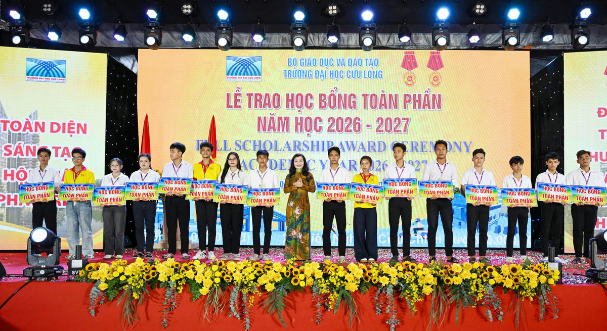 TS Đặng Thị Ngọc Lan - Phó Hiệu trưởng Trường Đại học Cửu Long trao học bổng toàn phần cho tân sinh viên là đồng bào Khmer. (Ảnh: Nguyễn Văn Dô).