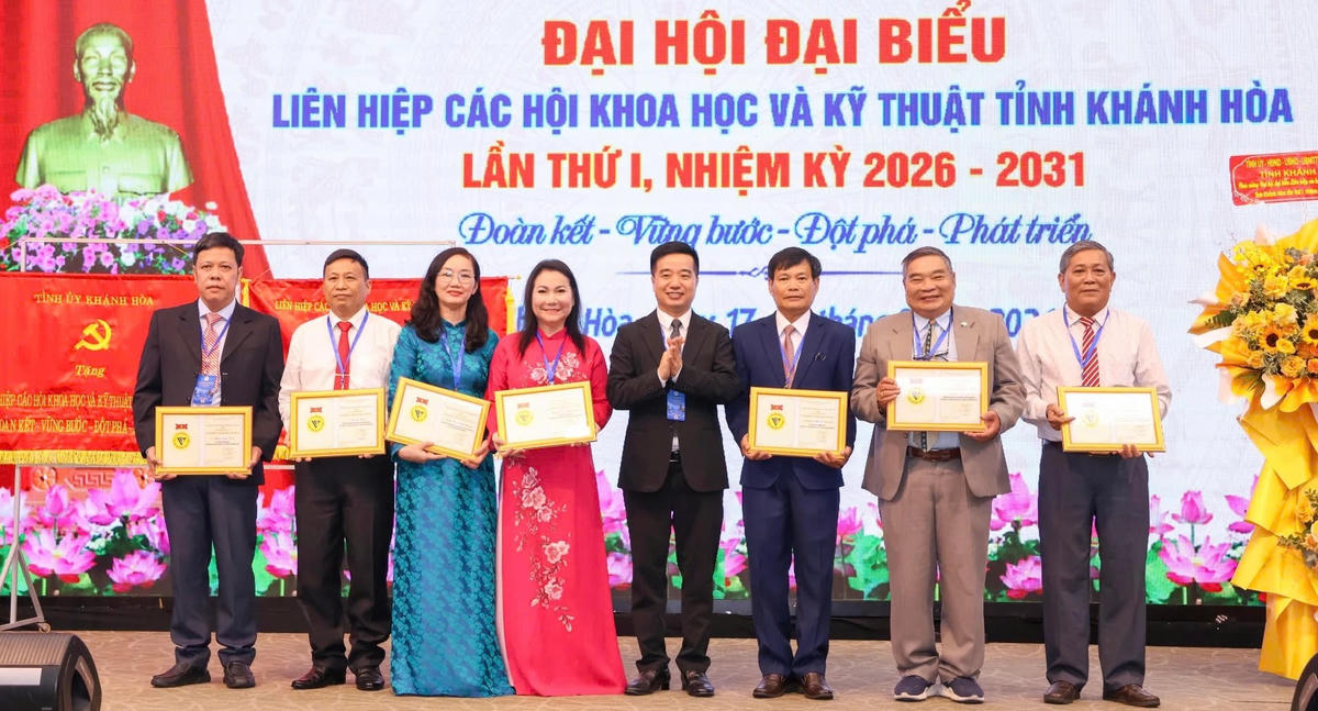 Ông Nguyễn Quyết Chiến, Tổng Thư ký Liên hiệp các Hội Khoa học và Kỹ thuật Việt Nam, trao kỷ niệm chương cho các cá nhân.