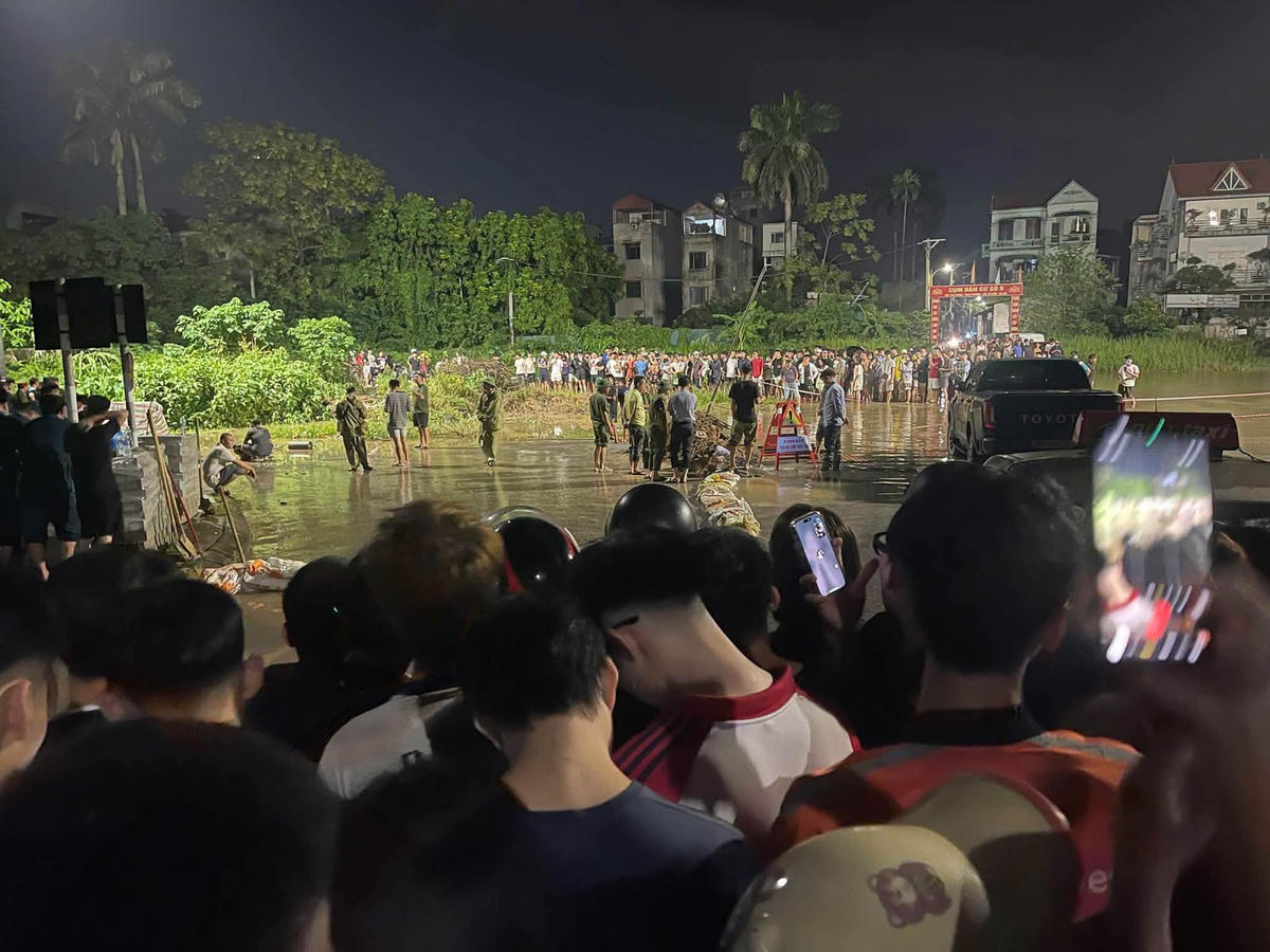 Khu vực miệng cống nghi nạn nhân bị cuốn trôi.