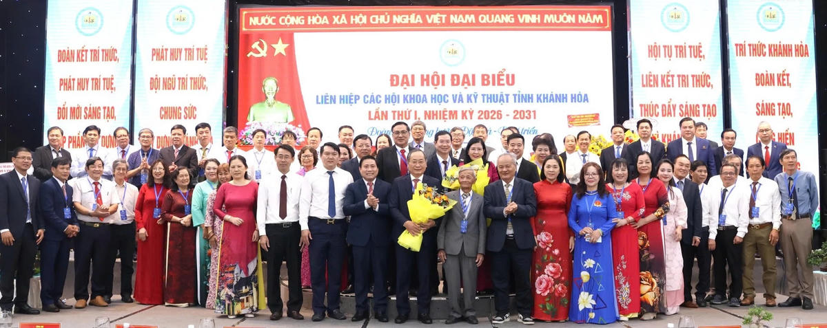 Các đại biểu tặng hoa chúc mừng, Ban Chấp hành Liên hiệp các Hội Khoa học và Kỹ thuật tỉnh Khánh Hòa nhiệm kỳ 2026 - 2031.
