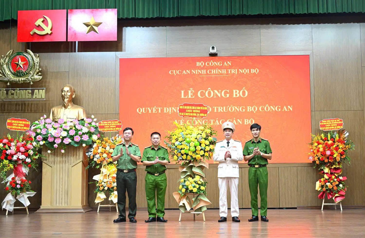 Lãnh đạo Công an TP Đà Nẵng tặng hoa chúc mừng Đại tá Nguyễn Đại Đồng. Ảnh: CA Đà Nẵng.