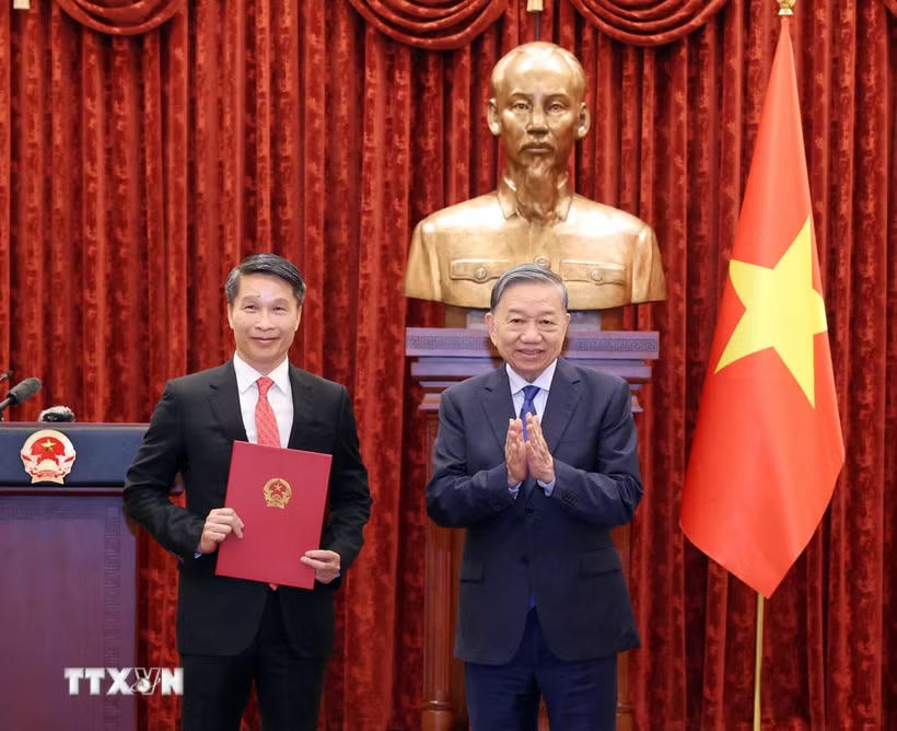 Tổng Bí thư, Chủ tịch nước Tô Lâm trao Quyết định bổ nhiệm Đại sứ đặc mệnh toàn quyền Việt Nam tại Cộng hòa Dân chủ Timor-Leste cho ông Phạm Bình Đàm, Vụ trưởng Ban Thư ký Quốc gia APEC 2027, Bộ Ngoại giao. (Ảnh: Thống Nhất/TTXVN).