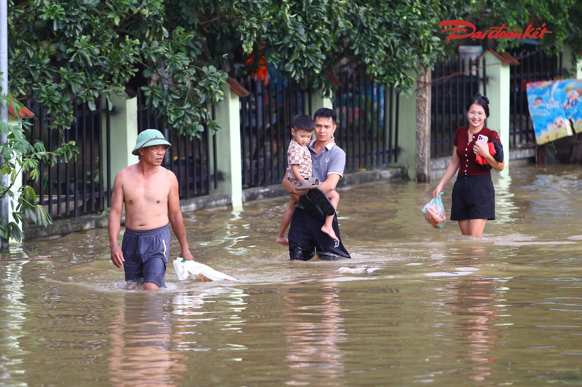 Nước lũ sông Bùi dâng cao, nhiều người dân xã Xuân Mai 'chạy' lũ
