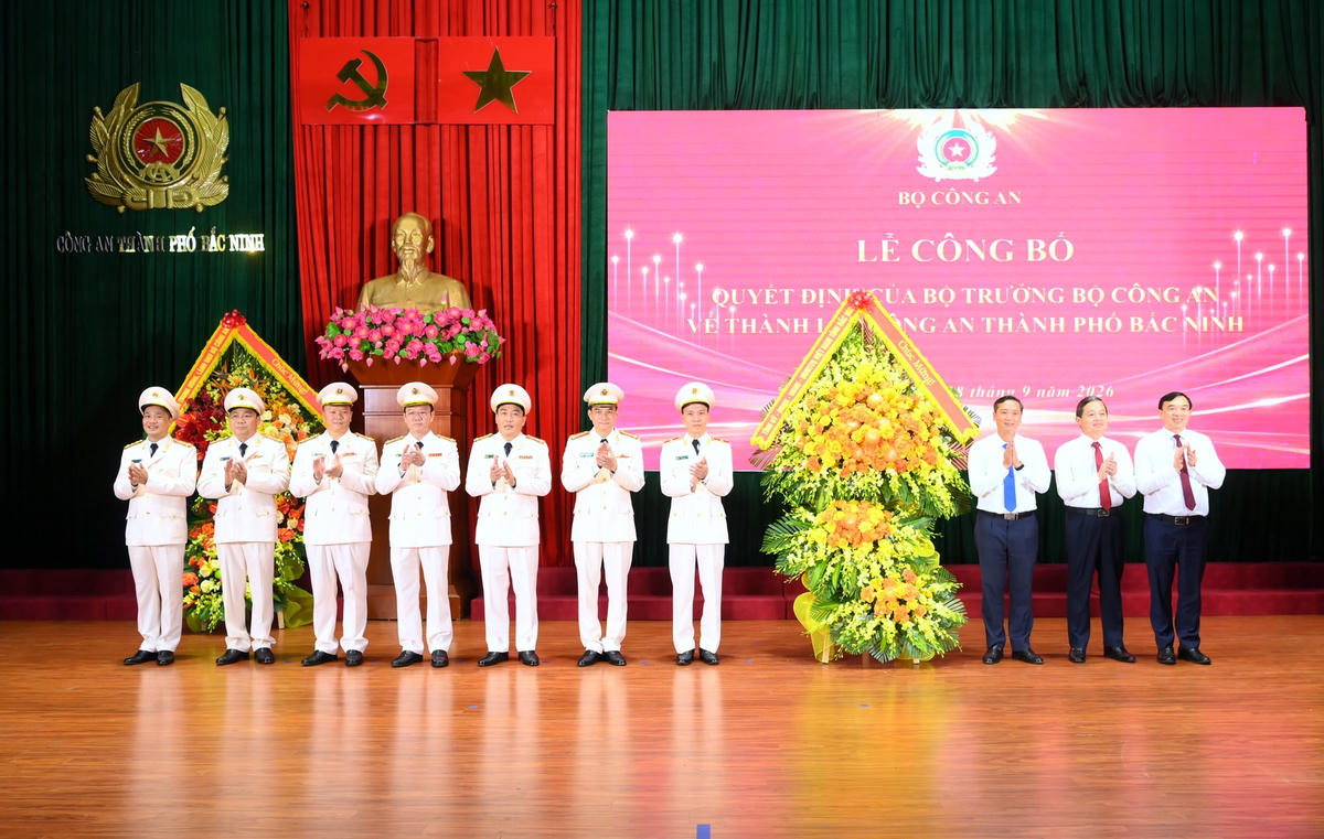 Lãnh đạo tỉnh Bắc Ninh trao lẵng hoa chúc mừng CATP Bắc Ninh.