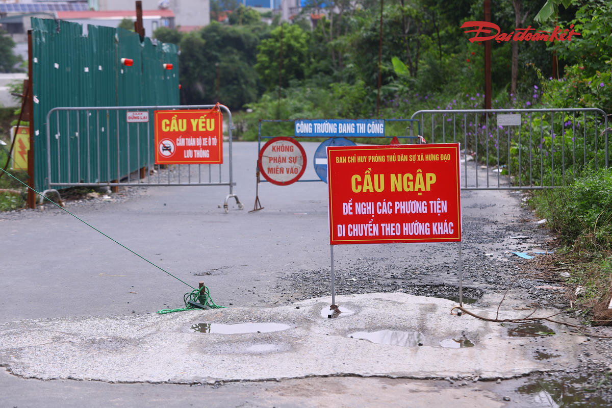 Biển cảnh báo được đặt tại khu vực cầu 72, yêu cầu người dân không đi vào khu vực nguy hiểm khi nước sông Đáy dâng cao.