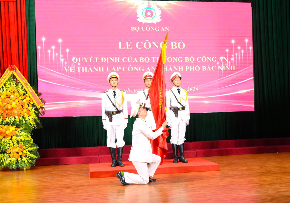 Thiếu tướng Bùi Duy Hưng, Giám đốc CATP và Ban Giám đốc CATP Bắc Ninh thực hiện nghi lễ tuyên thệ dưới lá cờ vinh quang của Tổ quốc.