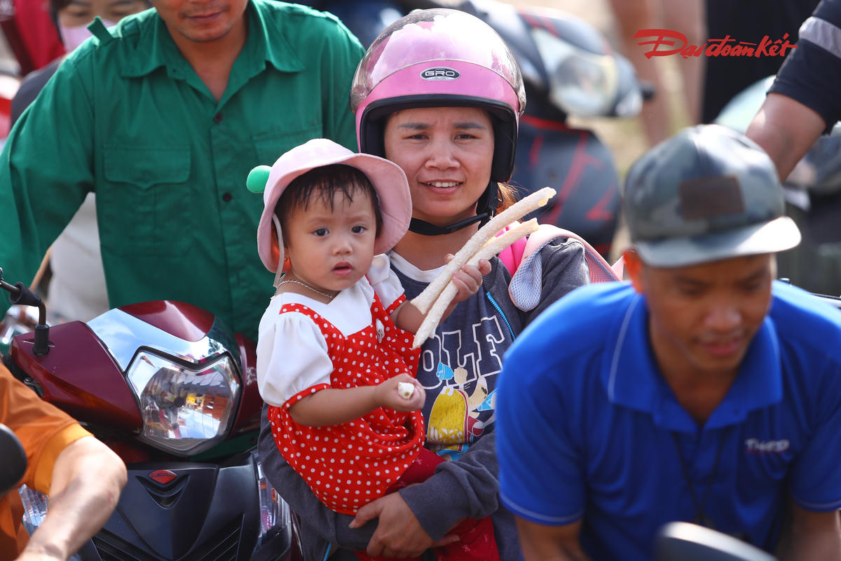 Chị Nguyễn Thị Lãi, người dân thôn Nam Phương cho biết, nước bắt đầu dâng qua đê từ sáng 18/9. Đến chiều, gia đình chị phải chuyển sang nhà chị gái để tránh ngập.
