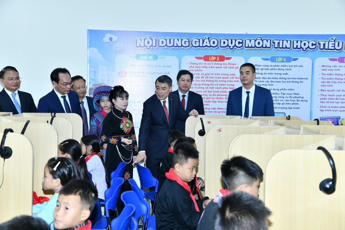 Thủ tướng Chính phủ Lê Minh Hưng tham quan phòng máy tính do Agribank trao tặng trường Trường Phổ thông nội trú Tiểu học và THCS Mường Khương
