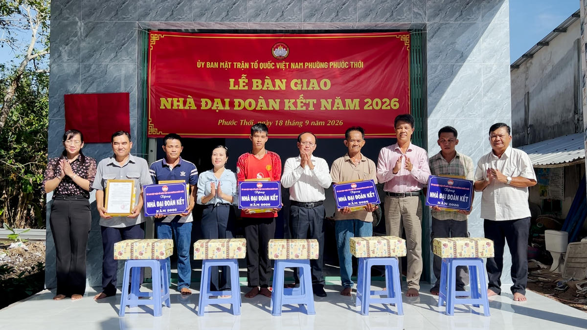 Lãnh đạo Đảng ủy, Ủy ban MTTQ Việt Nam phường trao quyết định và tặng quà cho các hộ dân