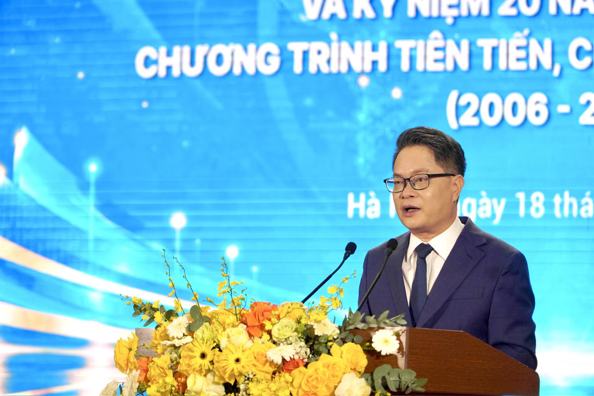 TS Vũ Văn Ngọc - Viện trưởng Viện đào tạo tiên tiến, chất lượng cao và POHE, Đại học Kinh tế Quốc dân báo cáo tổng kết 20 năm phát triển chương trình.