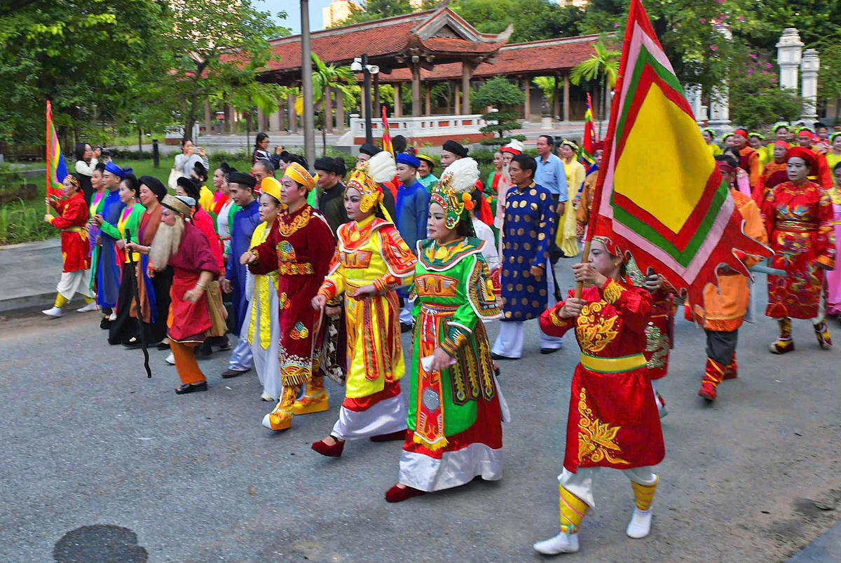 Màn diễu hành nghệ thuật mở đầu chương trình với sự tham gia của các nghệ nhân, nghệ sĩ trong trang phục truyền thống đặc trưng của Chèo, Tuồng và Ca trù. 
