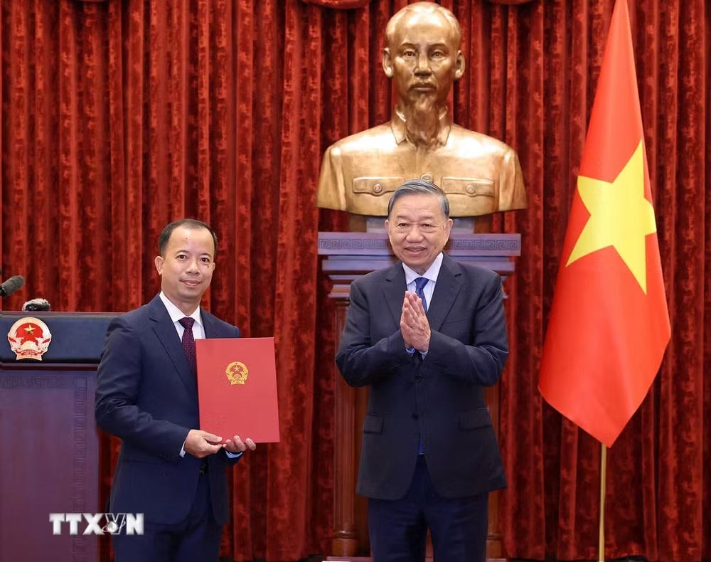 ttxvn-tong-bi-thu-chu-tich-nuoc-trao-quyet-dinh-bo-nhiem-2-dai-su-viet-nam-tai-nuoc-ngoai-1809-3.jpg